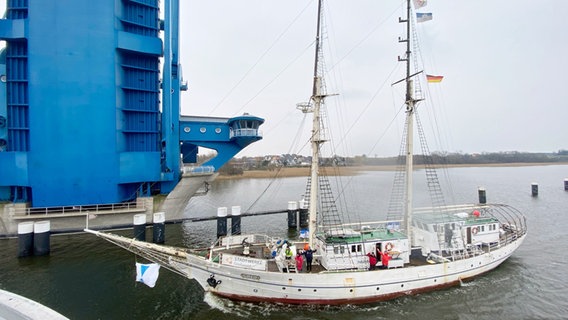 Das Segelschulschiff "Greif" kurz nach Verlassen der Peenewerft in Wolgast. © Tilo Wallrodt Foto: Tilo Wallrodt