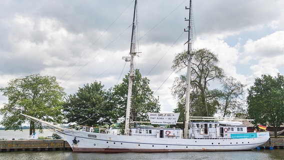 Das Segelschiff "Greif" liegt im Herbst 2020 seeuntüchtig im Heimathafen Wieck. © dpa Foto: Stefan Sauer