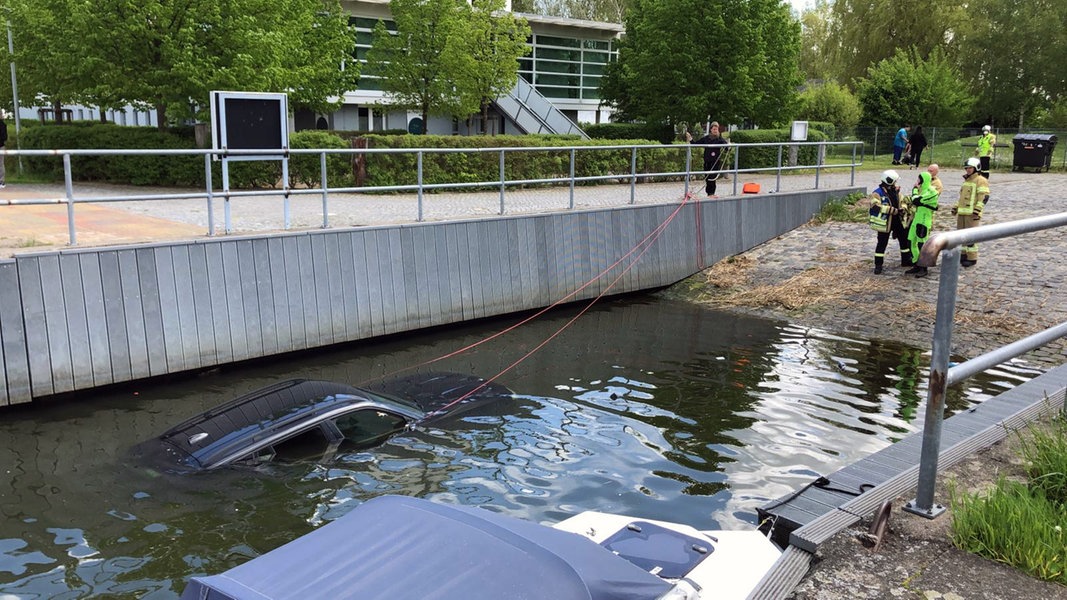 Greifswald: Auto rutscht an Slipanlage ins Wasser