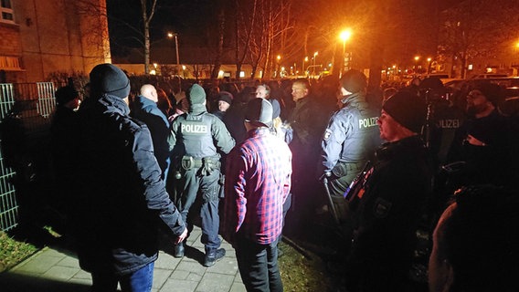 Police officers and demonstrators at a demonstration against the planned refugee accommodation in Greifswald's Ostseeviertel © Stefan Tretropp Photo: Stefan Tretropp