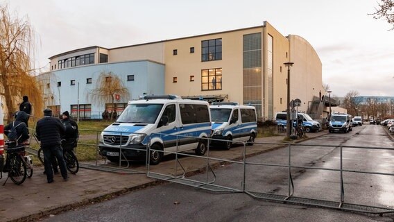 Absperrungen vor der Mehrzweckhalle, wo Greifwalds Bürgerschaft unter Polizeischutz tagt und sich unter anderem mit der Unterbringung von Flüchtlingen in der Stadt befasst. © dpa Foto: Markus Scholz