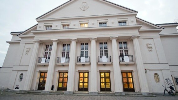 Das Theater Greifswald mit Blick auf den Besuchereingang. © picture alliance / dpa-Zentralbild Foto: Stefan Sauer