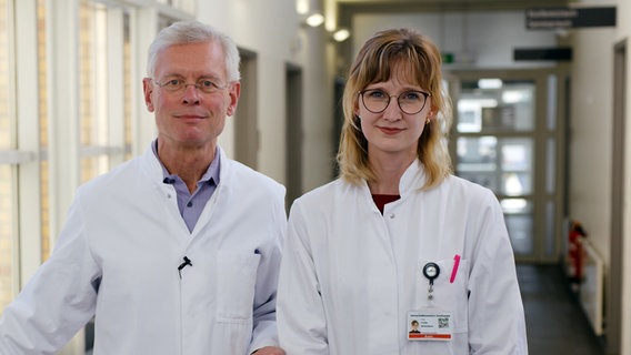Transfusionsmediziner Prof. Andreas Greinacher und Dr. Linda Schönborn von der Uni Greifswald © Unimedizin Greifswald Foto: Martin Kählert