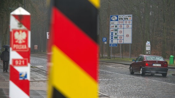 Ein Auto fährt über Kopfsteinpflaster vom Grenzübergang Ahlbeck zur polnischen Stadt Swinemünde. © dpa Foto: Stefan Sauer