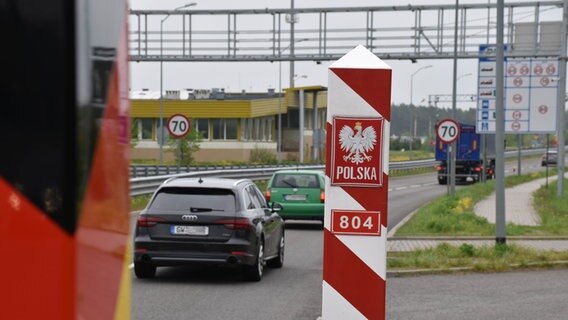 Am Grenzübergang von Deutschland nach Polen fahren PKW und ein LKW in Richtung Polen. © Ch. Niemann Foto: Christopher Niemann