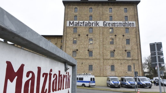 Polizeifahrzeuge stehen auf dem Gelände der Malzfabrik Grevesmühlen vor der nicht-öffentlichen Kreis-Ausschusssitzung zu Upahl. © dpa Foto: Frank Hormann