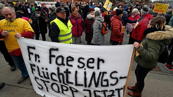 Grevesmühlen: In front of the Grevesmühlen malt factory, participants in a demonstration protest against the planned refugee accommodation in Upahl during a meeting of the Northwest Mecklenburg district council.  © Thomas Häntzschel/dpa-Zentralbild/dpa +++ dpa picture radio +++ Photo: Thomas Häntzschel/dpa-Zentralbild/dpa +++ dpa picture radio +++