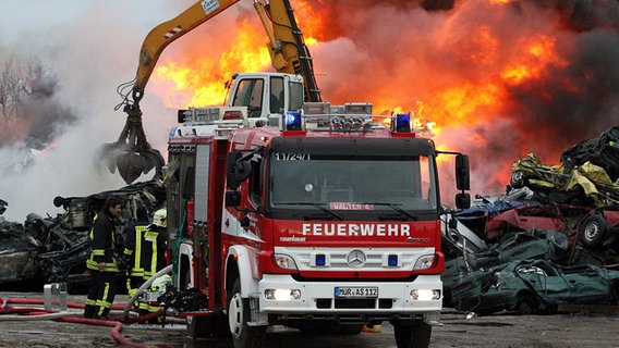 Die Feuerwehr löscht einen Großbrand auf dem Gelände des Malchower Recyclinghofs. © dpa-Bildfunk Foto: Susan Ebel
