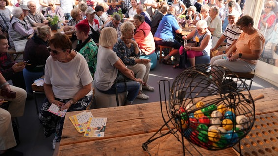 Die Bingo-Trommel auf dem Marktplatz in Güstrow - im Hintergrund das Publikum. © NDR Foto: Andreas Schaser