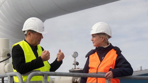 Lubmin: Robert Habeck (Bündnis 90/Die Grünen, l), Bundesminister für Wirtschaft und Klimaschutz, und Manuela Schwesig (SPD), die Ministerpräsidentin von Mecklenburg-Vorpommern, besichtigen am Energiestandort Lubmin, auf dem Gelände der Firma Gascade Gastransport GmbH, einen geplanten Einspeisepunkt. © Stefan Sauer/dpa +++ dpa-Bildfunk +++ Foto: Stefan Sauer/dpa +++ dpa-Bildfunk +++