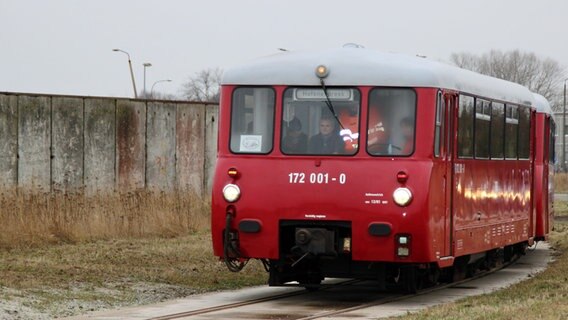 In Greifswald fährt eine historischer Museumsbahn. © NDR Foto: Gesa Wicke