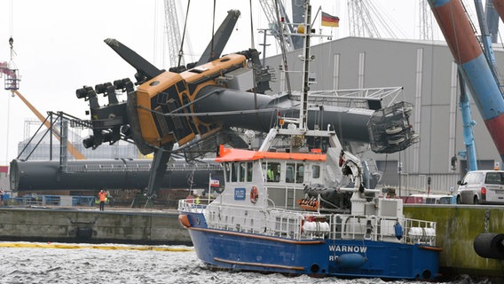 Rostock Warnemünde: Der Schwimmkran «Hebo Lift 9» aus Rotterdam hebt einen mobilen Liebherr-Hafenkran aus dem Becken B des Hafens. © dpa-Bildfunk Foto: Thomas Häntzsche