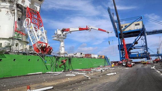 Rostock: Im Überseehafen ist ein auf einem Schiff montierter Schwerlastkran umgeknickt. © Stefan Tretropp Foto: Stefan Tretropp