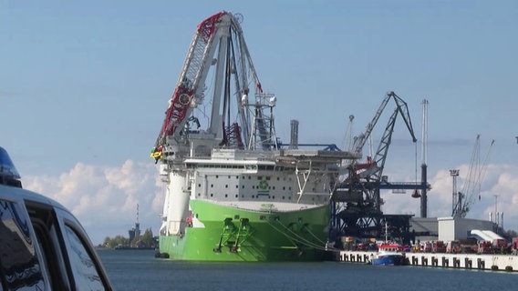 Rostock: Im Überseehafen ist ein auf einem Schiff montierter Schwerlastkran umgeknickt. © NDR 