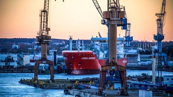 Ein LNG-Tanker liegt in einem Becken vor der Rostocker Neptun Werft. © dpa-Bildfunk Foto: Jens Büttner