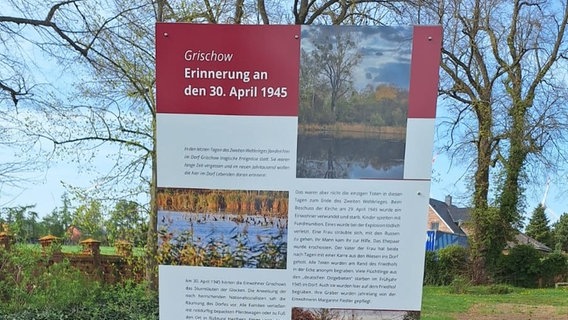Initiatoren haben in Grischow bei Altenreptow eine Tafel enthüllt, die an Menschen, die sich zum Ende des zweiten Weltkrieges das Leben nahmen. © NDR 
