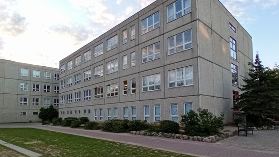 Das Bild zeigt eine Ansicht der Grundschule West in Neubrandenburg. © Thomas Köhler 