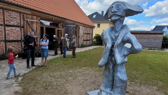 Die Harlekin-Figur steht im Aussenbereich der Alten Kachelofenfabrik Neustrelitz © NDR 