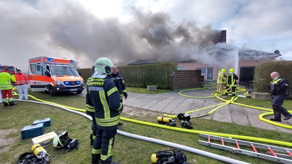 Die Feuerwehr löscht in Stavenhagen den Brand eines Einfamilienhauses. © NDR Foto: Stefan Thoms