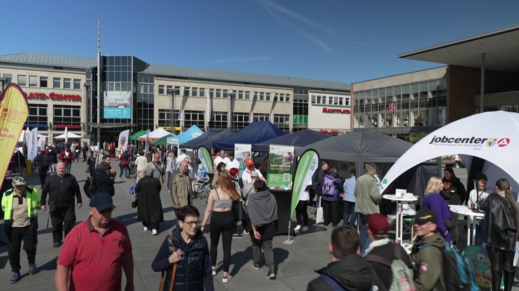 Gesundheitstag in Neubrandenburg: Vielfältige Angebote und rege Betriebsamkeit auf dem Marktplatz