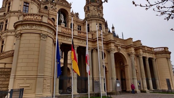 Vor dem Schweriner Schloss sind die Flaggen auf Halbmast gesetzt. © NDR Foto: Franz Fanter