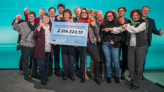 Impressionen der Scheckübergabe für die Benefizaktion "Hand in Hand für Norddeutschland" am 20.12.2018 im Landesfunkhaus des NDR in Schwerin. Impressionen der Scheckübergabe für die Benefizaktion "Hand in Hand für Norddeutschland" am 20.12.2018 im Landesfunkhaus des NDR in Schwerin. © NDR Foto: Axel Herzig