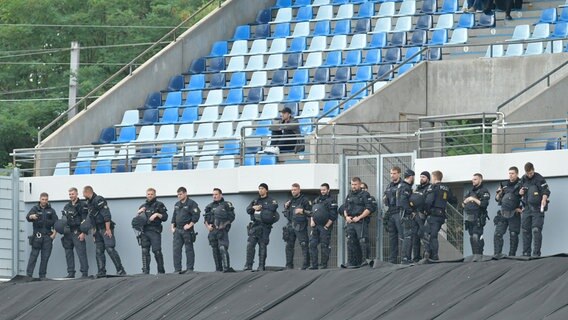 Polizeiaufgebot im Stadion Fussballstadion Ludwigspark-Stadion Saarbrücken beim Spiel SV Elversberg - FC Hansa Rostock am 5. August © IMAGO / Werner Schmitt Foto: IMAGO / Werner Schmitt