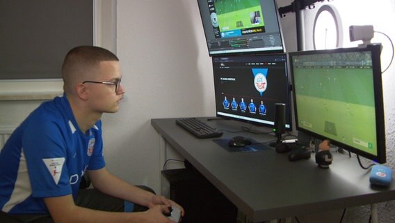 Ein Spieler von Hansa Rostock zockt in der Virtuellen Bundesliga. © NDR Foto: screenshot