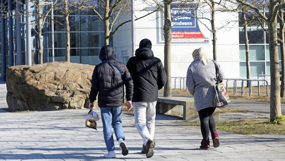 Flüchtlinge aus der Ukraine gehen in Richtung Hansemesse in Rostock. © dpa/Zentralbild Foto: Bernd Wüstneck