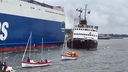 Das Museumsschiff "Stettin" kurz nach dem Zusammenstoß mit einer Frachtfähre während einer Hanse-Sail-Ausfahrt. © dpa-Bildfunk Fotograf: Bernd Wüstneck