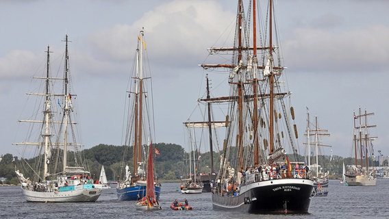 Am zweiten Tag der 29. Hanse Sail starten Traditions- und Museumsschiffe zu Ausfahrten auf der Ostsee. © dpa Foto: Jens Büttner