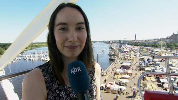 NDR MV Live Reporterin Melanie Jaster von der Hanse Sail in Rostock © NDR 
