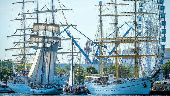Das Segelschulschiff der Deutschen Marine, die «Gorch Fock» (r), und des polnischen Vollschiffs ·Dar Mlodziezy· (l) liegen am Passagierkai in Warnemünde. © dpa Foto: Jens Büttner