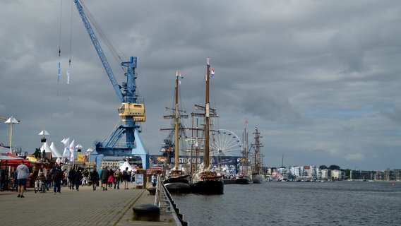 Im Rostocker Hafen liegen Segelschiffe für die 32. Hanse Sail. © NDR Foto: Laureen Zielke