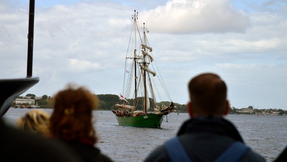Besucher der 32. Hanse Sail in Rostock beobachten die "Avatar" beim Einlaufen. © NDR Foto: Laureen Zielke