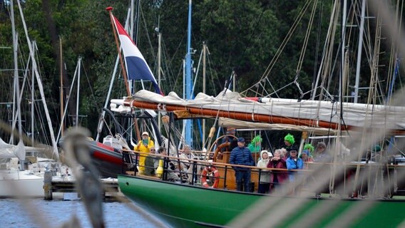Der Kapitän und die Mitsegler auf der niederländischen "Avatar" beim Einlaufen in den Stadthafen bei der 32. Hanse Sail. © NDR Foto: Laureen Zielke