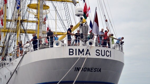 Das Segelschulschiff der indonesischen Marine - die "Bima Suci". © NDR Foto: Laureen Zielke