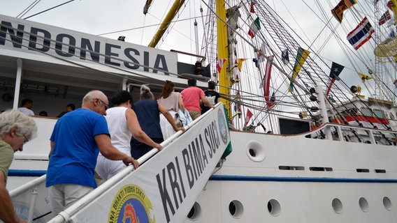 Viele Besucher der Hanse Sail nutzten die Chance, an Board der "Bima Suci" zu gehen. © NDR Foto: Laureen Zielke
