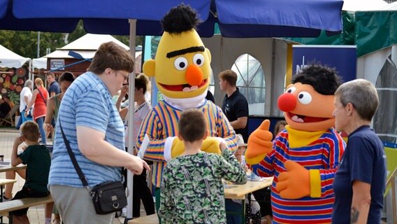 Kinder und Erwachsene konnten mit Ernie und Bert Fotos machen. © NDR Foto: Laureen Zielke