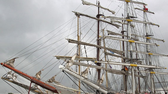 Traditionelle Segelschiffe im Rostocker Hafen anlässlich der 20. Hanse Sail - August 2010 © dpa Bildfunk Foto: dpa Bildfunk