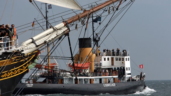 Der Dampfeisbrecher "Stettin" und die "Stad Amsterdam" bei der Geschwaderfahrt der Hanse Sail. © dpa-Bildfunk Foto: Bernd Wüstneck