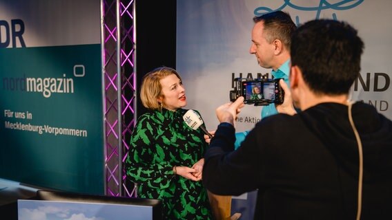 Die Intendantin der Festspiele Mecklenburg-Vorpommern, Ursula Haselböck, im Interview mit NDR Reporter Steffen Baxalary. © NDR Foto: Katharina Kleinke