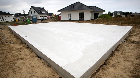 Die Grundplatte für ein neues Einfamilienhaus © dpa-Bildfunk Foto: Bernd Wüstneck