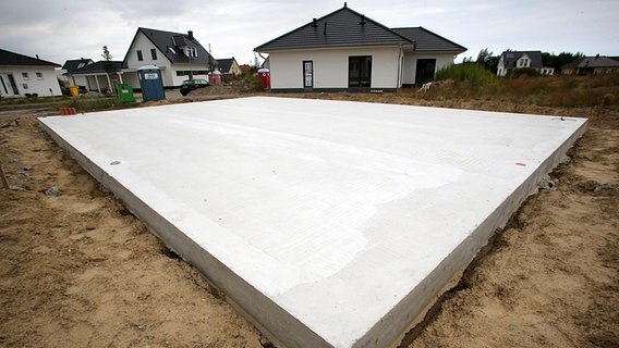 Die Grundplatte für ein neues Einfamilienhaus Die Grundplatte für ein neues Einfamilienhaus © dpa-Bildfunk Foto: Bernd Wüstneck