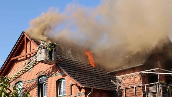 Die Feuerwehr ist dabei ein Einfamilienhaus zu löschen © NDR Foto: Ralf Drefin