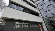 Der Schriftzug "Internationales Haus des Tourismus" ist am gleichnamigen Gebäude, u.a. Sitz vom Tourismusverband MV, zu sehen. © Bernd Wüstneck/dpa Foto: Bernd Wüstneck