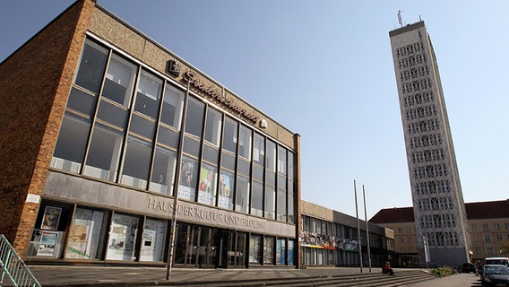 Das "Haus der Kultur und Bildung" (HKB) in Neubrandenburg mit dem knapp 60 Meter hohen "Kulturfinger". © picture-alliance Foto: Bernd Wüstneck