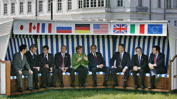 Staats- und Regierungschef mit Angela Merkel in der Mitte sitzen 2007 in Heiligendamm in einem großen Strandkorb © picture-alliance/ dpa Foto: Oliver Berg