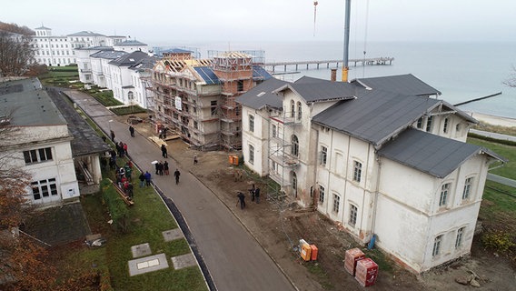 Für die Villa "Möwe" (M) der sogenannten Perlenkette des historischen Ostseebades wird Richtfest gefeiert. Zuvor fand der erste Spatenstich für die Sanierung der Villa "Seestern" (r) statt. Die Sanierung der Perlenkette wird schneller voranschreiten als bisher geplant. © dpa-Zentralbild/dpa Foto: Bernd Wüstneck