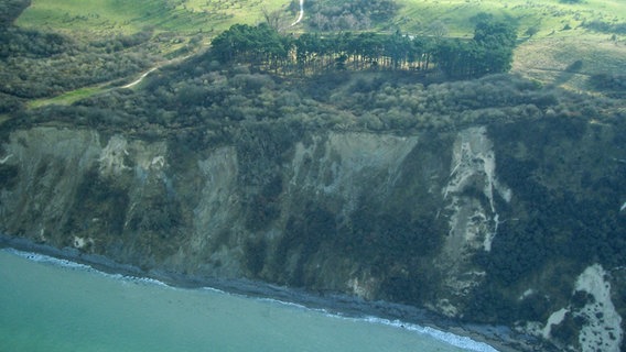 Blick auf Risse in der Steilküste © NDR Foto: Dörte Rochow